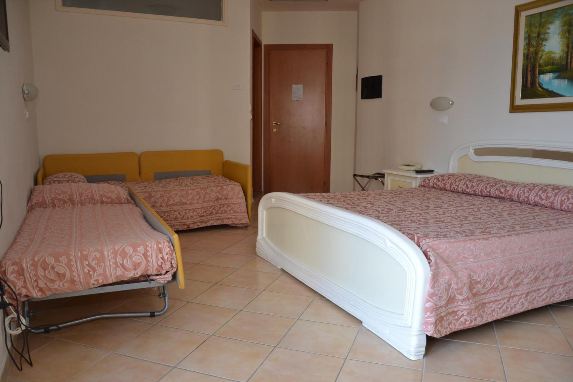 Perticari Hotel Песаро Екстериор снимка