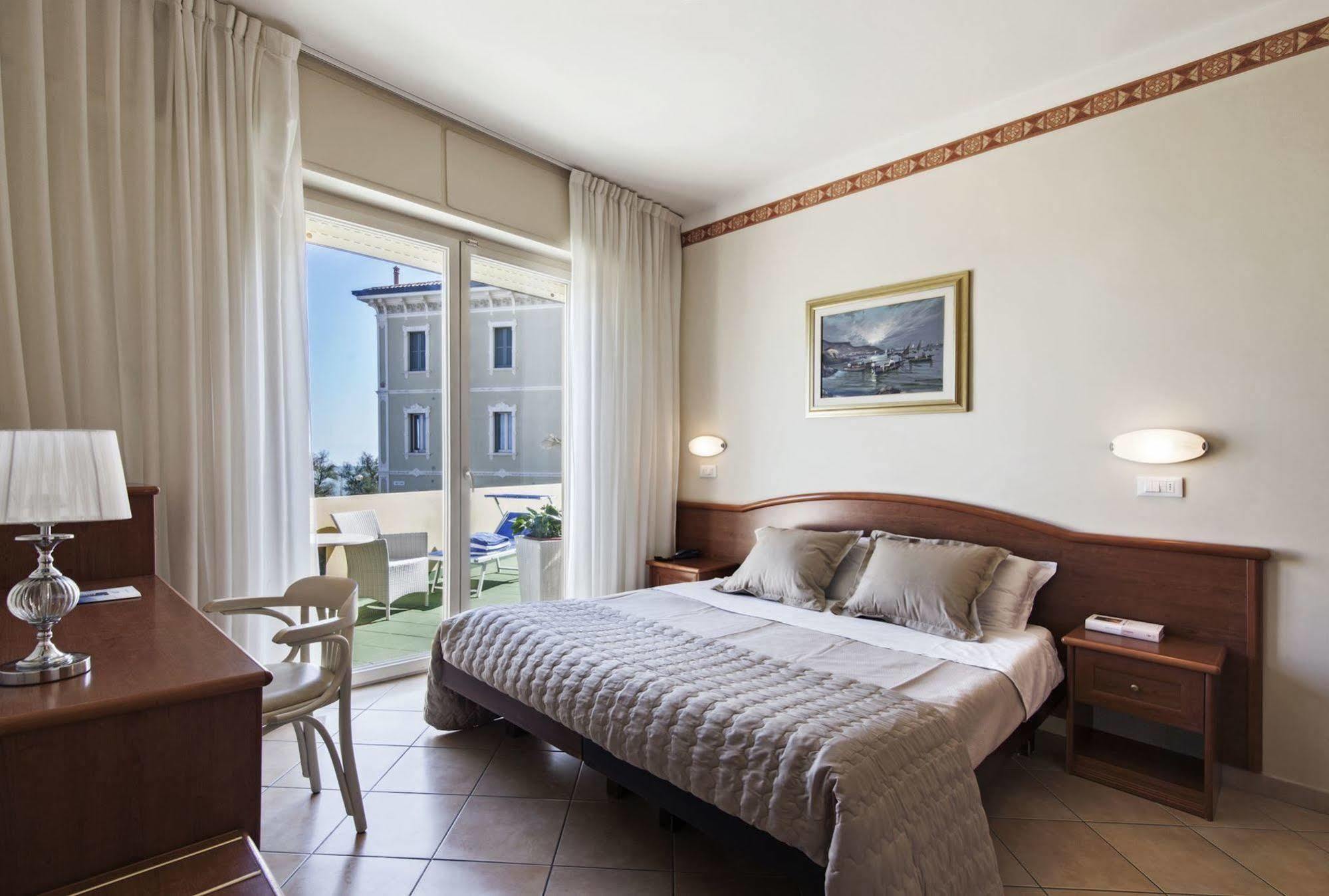 Perticari Hotel Песаро Екстериор снимка