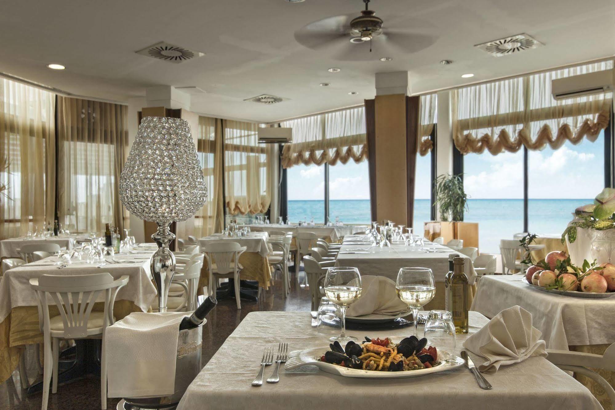 Perticari Hotel Песаро Екстериор снимка