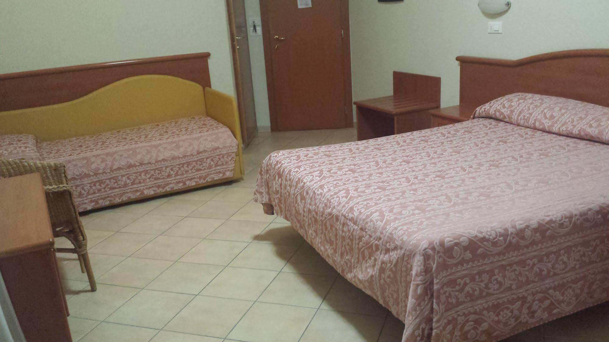Perticari Hotel Песаро Екстериор снимка