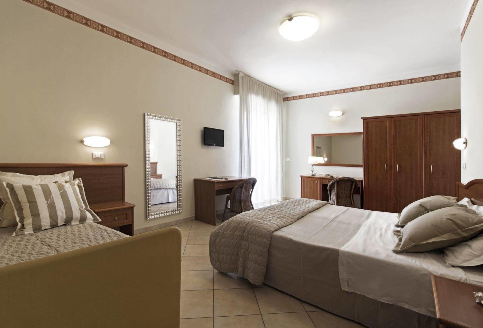 Perticari Hotel Песаро Екстериор снимка