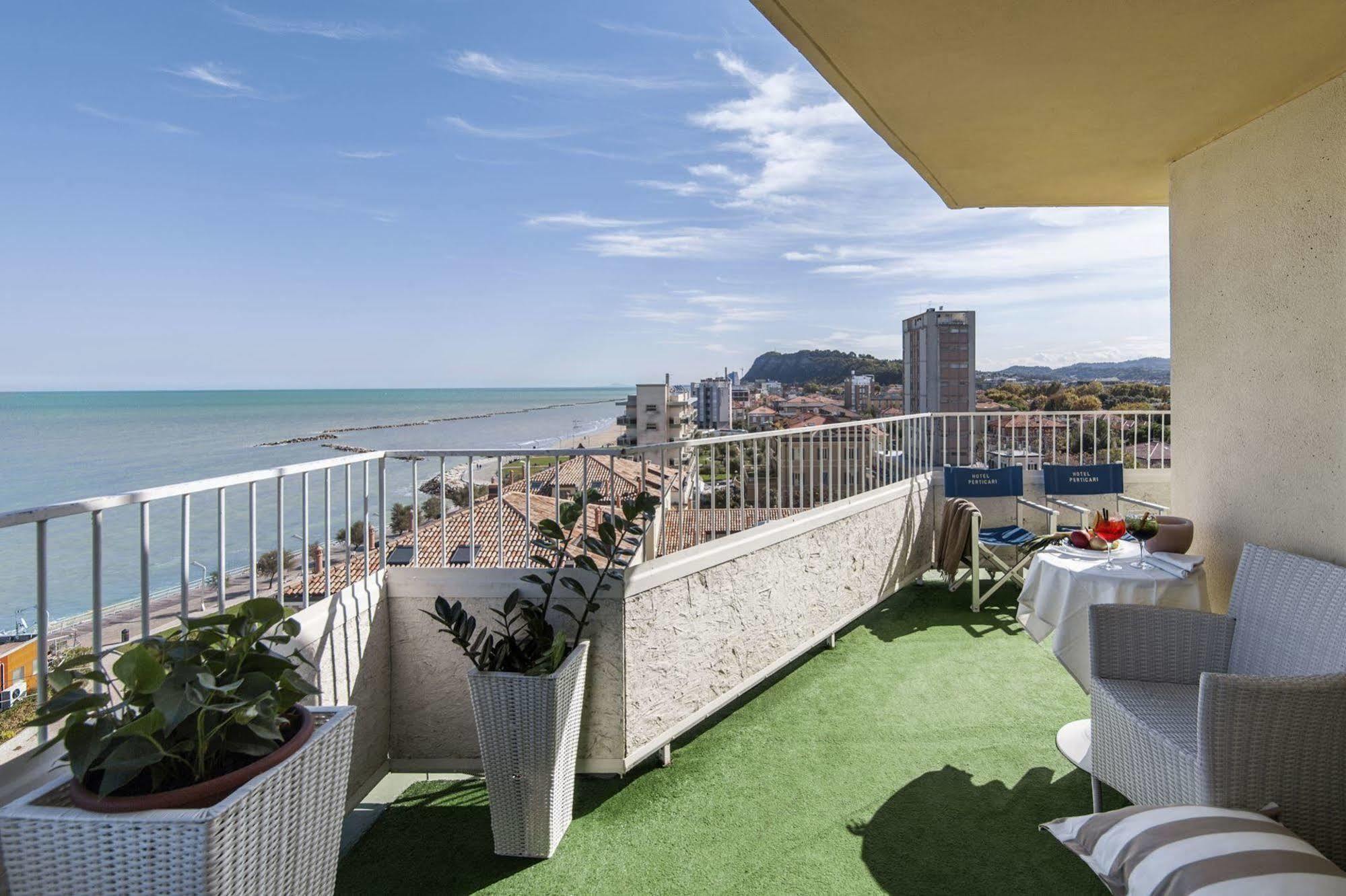Perticari Hotel Песаро Екстериор снимка
