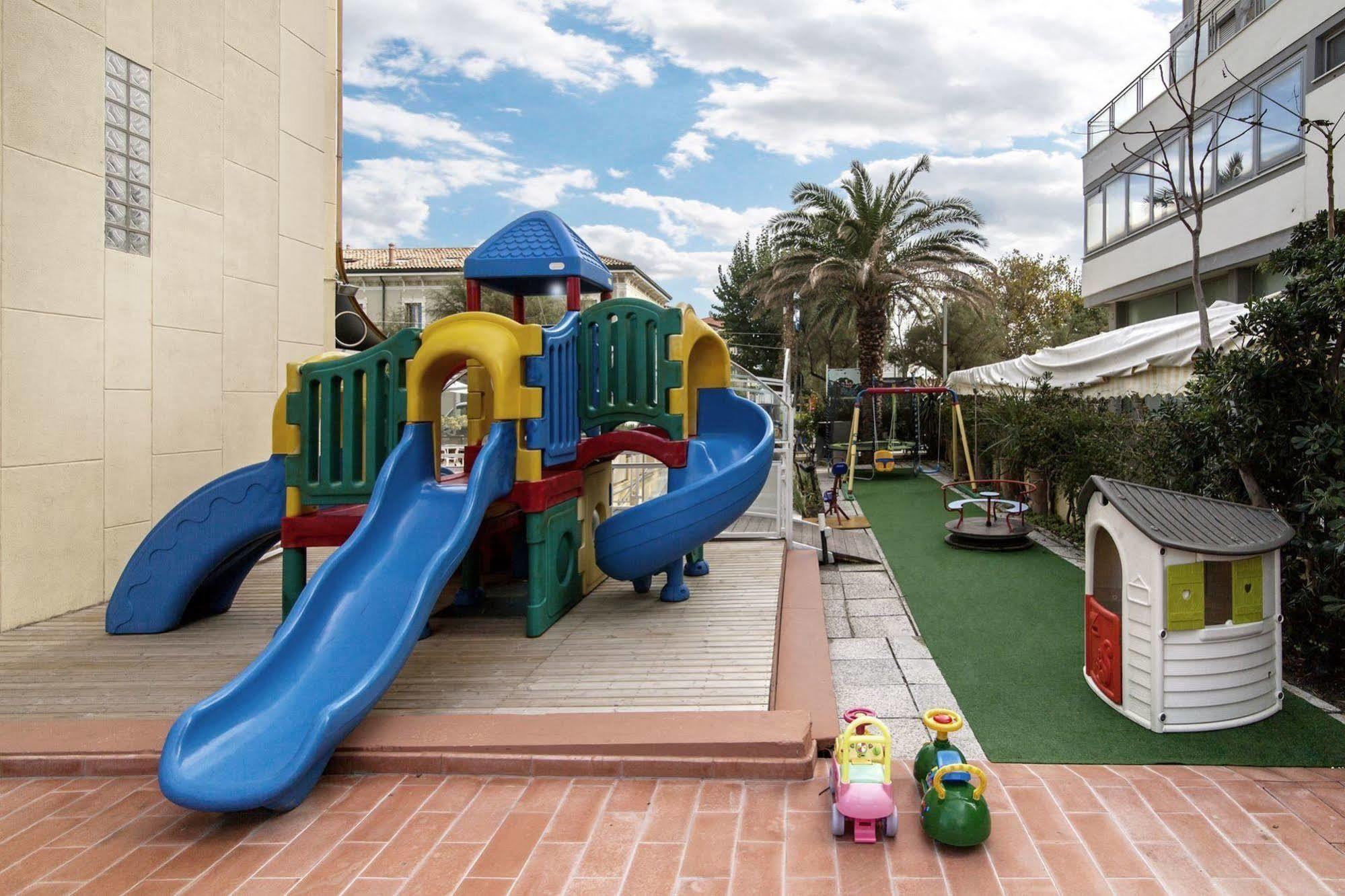 Perticari Hotel Песаро Екстериор снимка
