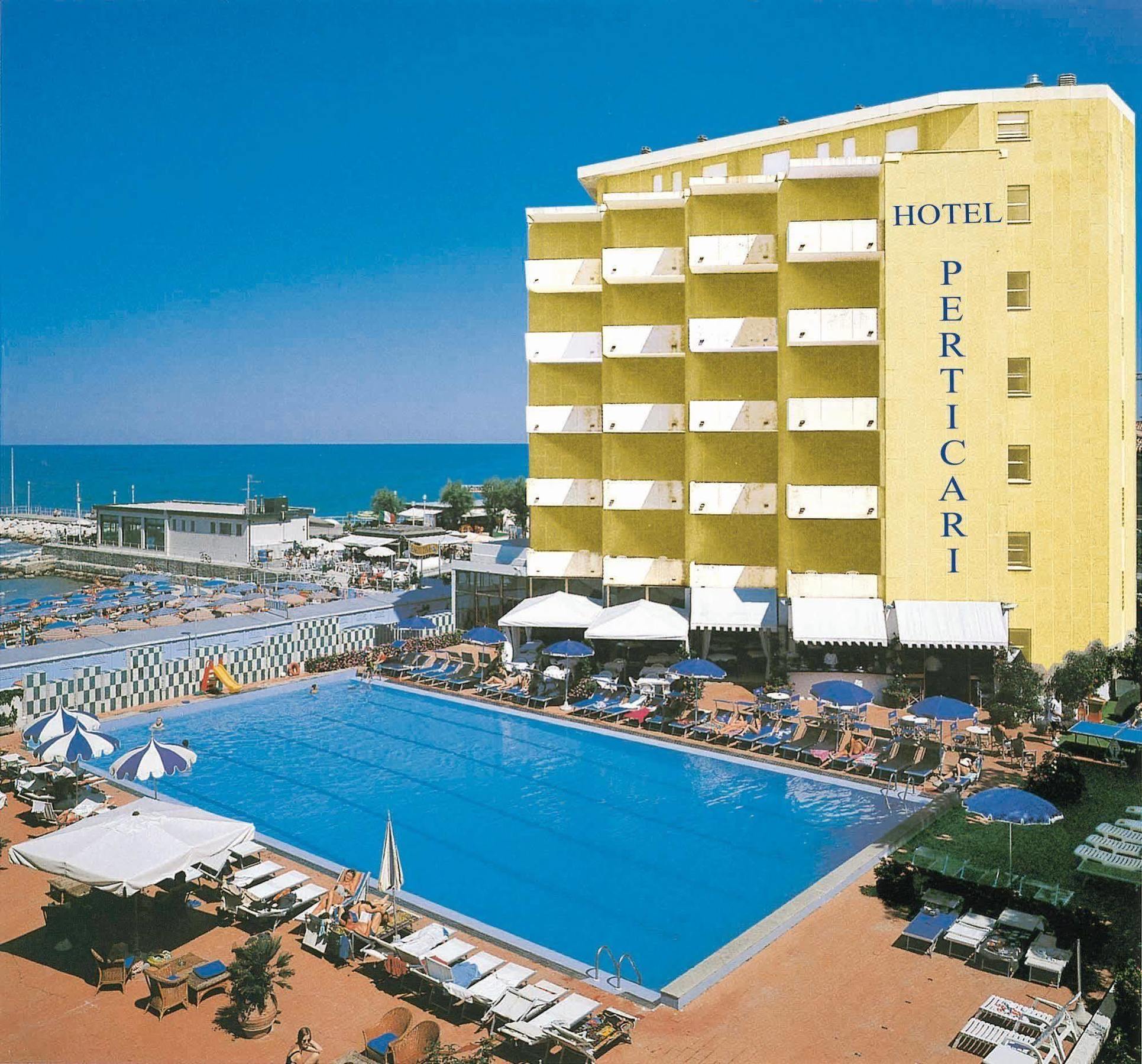 Perticari Hotel Песаро Екстериор снимка